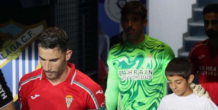 Albarrán e Iker Álvarez a su salida al césped de La Rosaleda.
