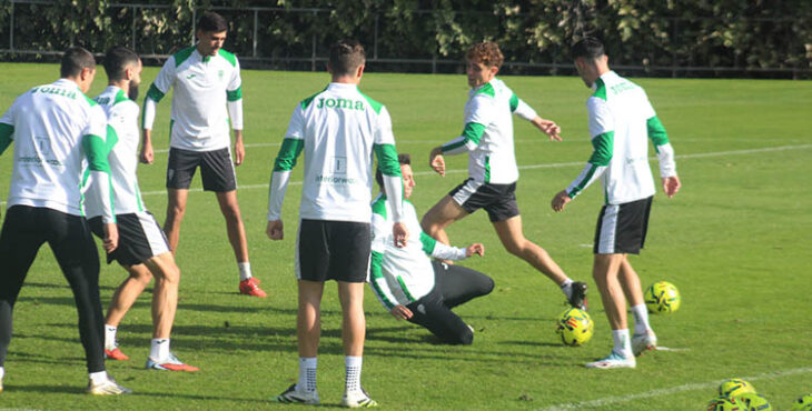 Albarrán pasa el balón en el rondo con el central del filial Miguelón de fondo junto a Álex López.