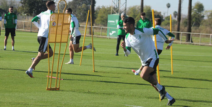 Álex Martín saltando en carrera entre pica y pica.