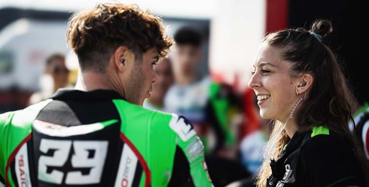 Andrea Sibaja conversa con un piloto antes de una competición.