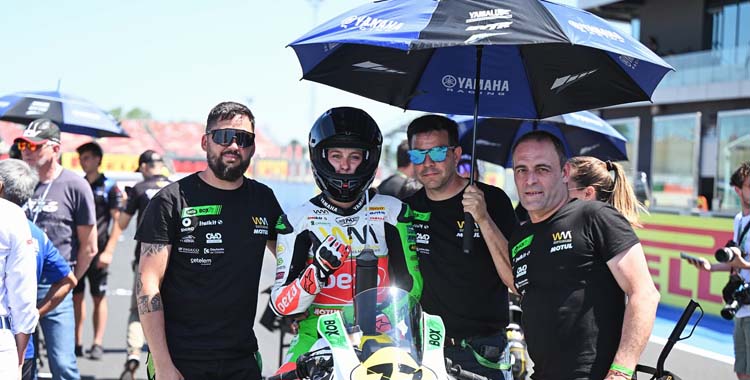 Andrea Sibaja en su moto antes de una prueba.