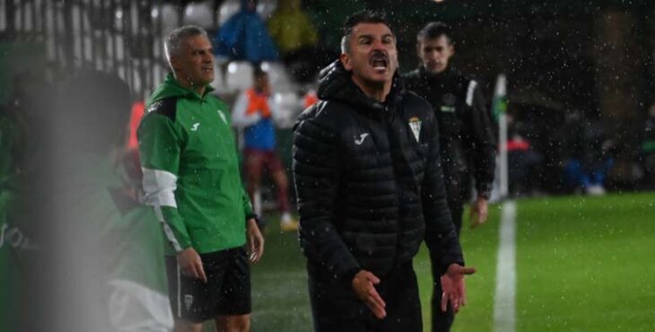 Iván Ania en la banda de El Arcángel ante el Deportivo.