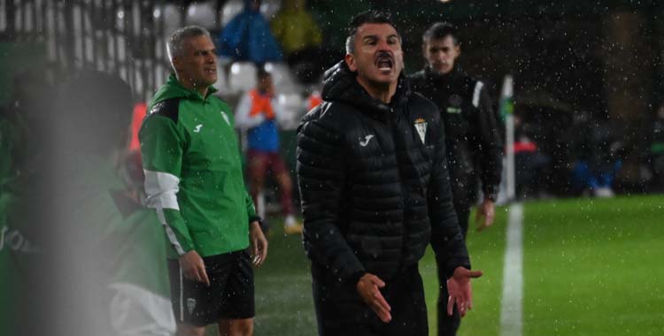 Iván Ania en la banda de El Arcángel ante el Deportivo.