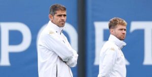 Antonio Hidalgo atiende un entrenamiento de sus jugadores.