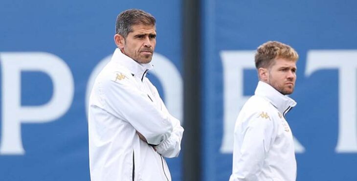 Antonio Hidalgo atiende un entrenamiento de sus jugadores.