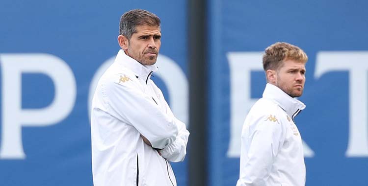 Antonio Hidalgo atiende un entrenamiento de sus jugadores.