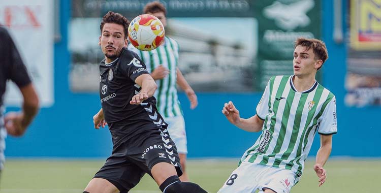 Javi Antrás pugna por el balón con un rival.