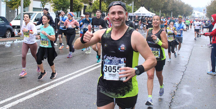 Dos atletas muestras su pulgar en la Media Maratón 2025 a su paso por el kilómetro 15.