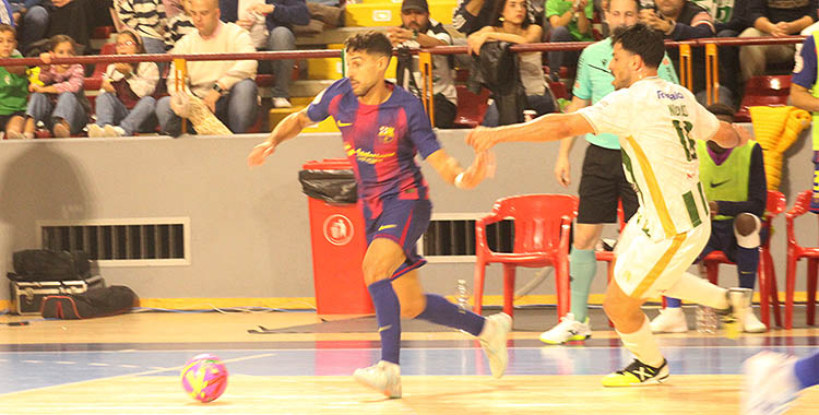 Nicolás basculando en la presión alta sobre la defensa del Barça.