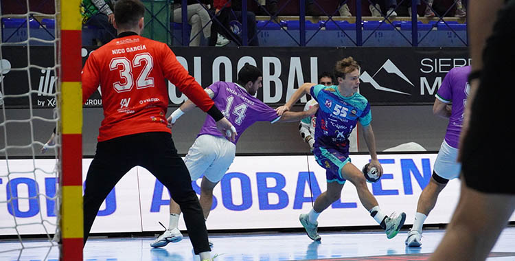 Paco Bernabéu buscando la portería desde su extremo derecho.