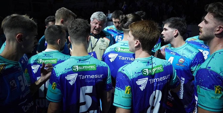 Paco Bustos dando instrucciones a sus pupilos en un tiempo muerto.