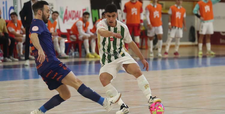 Carlos Gómez intenta superar a un rival.