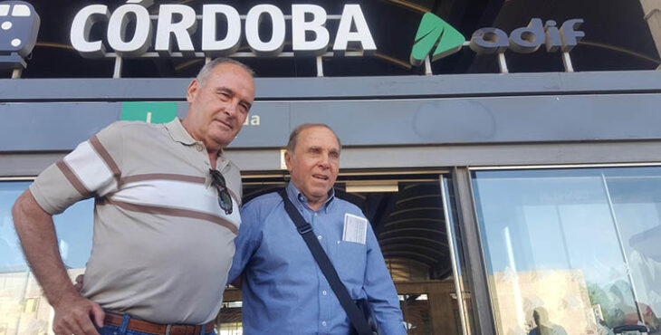 Carmelo Salas recibiendo a Daniel Onega en su última visita a Córdoba en 2017.