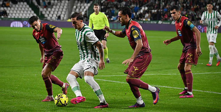 Christian Carracedo intentando marcharse de dos deportivistas.
