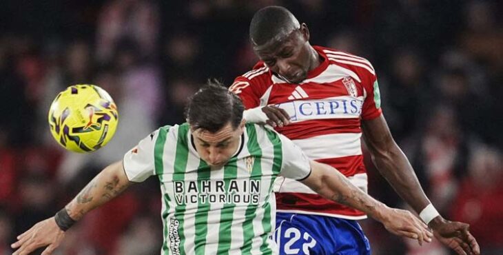 Carracedo pugna por el balón en Granada.