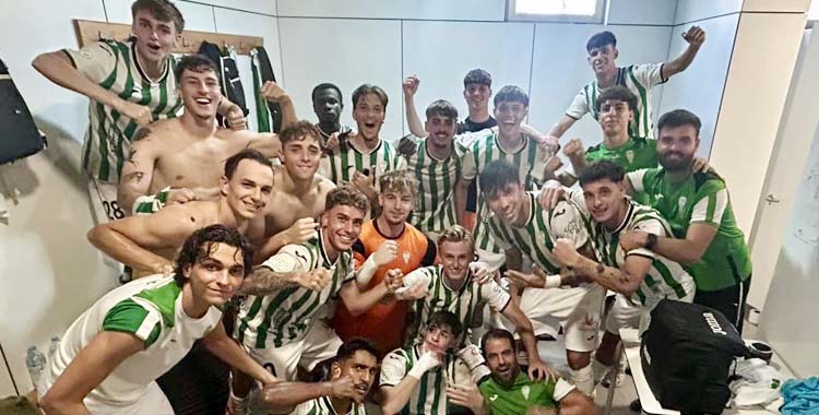 El Córdoba B celebra su aldabonazo ante el Atlético Central.