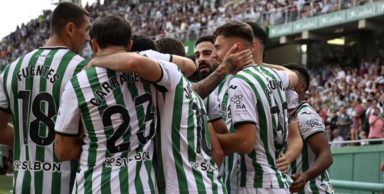Los jugadores del Córdoba celebran un gol ante el Ceuta.