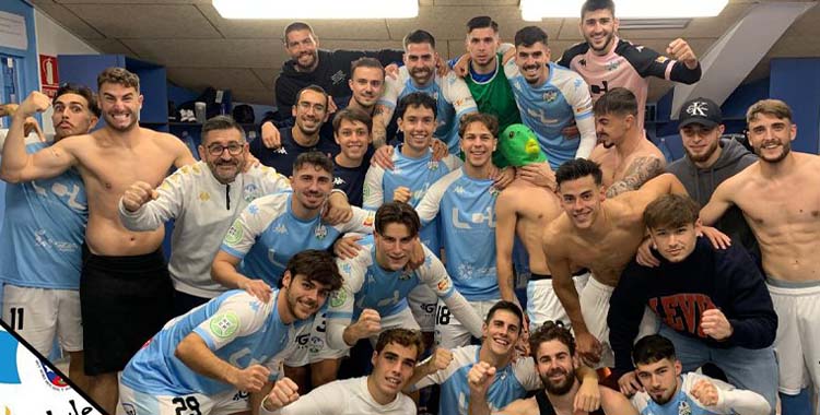 El Ciudad de Lucena celebra su victoria ante el Atlético Onubense.