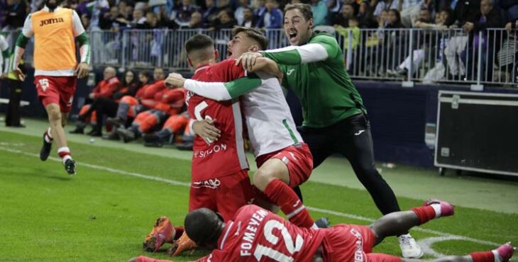 Los jugadores del Córdoba celebran el gol del empate en Málaga.