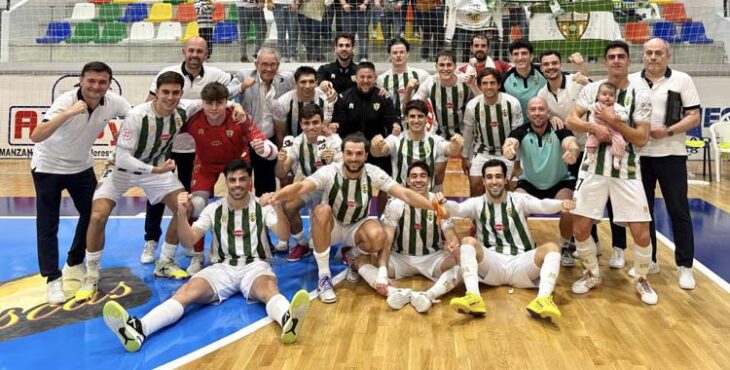 El Córdoba Patrimonio celebra su victoria en Manzanares.