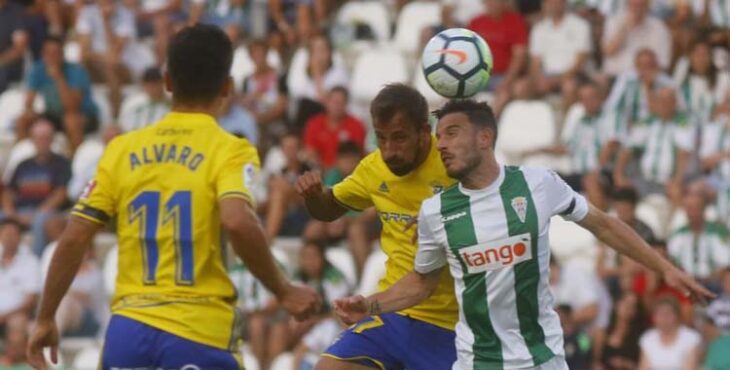 Fernández lucha por el balón en el Córdoba-Cádiz de la 2017-18.