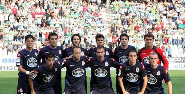 La afición canta el himno en la visita del Deportivo en la 2011-12.