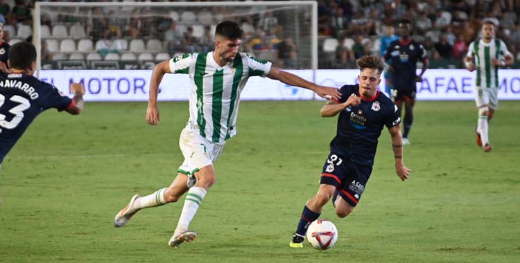 Theo Zidane lucha con Soriano en el último Córdoba-Deportivo.