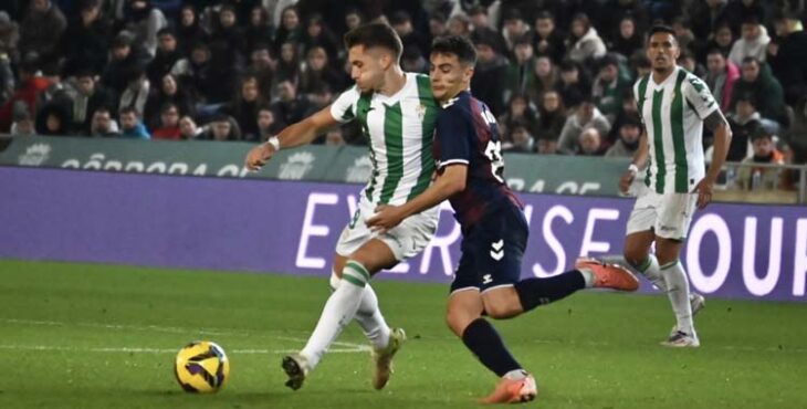 Isma Ruiz gana un balón en el último Córdoba-Eibar.