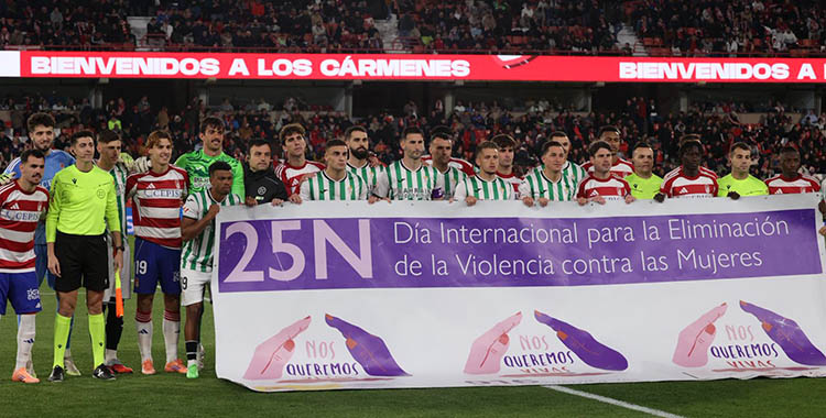 Los onces iniciales del Córdoba CF y el Granada reivindicaron el 25N dentro de la iniciativa de LaLiga.