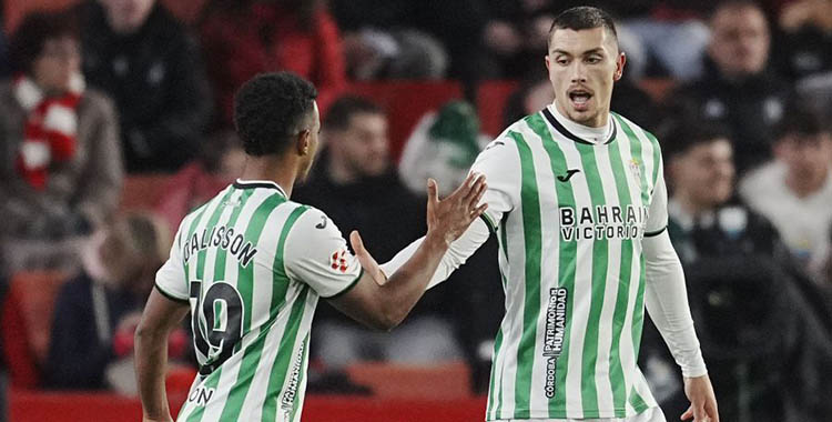 Adri Fuentes celebrando su séptimo gol con Dalisson.