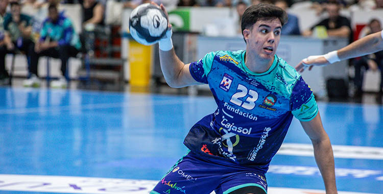 El moguereño Dani Serrano armando el brazo ante la defensa rival.