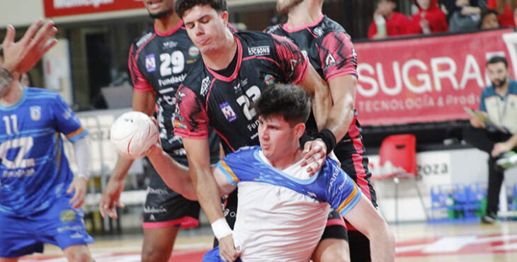 Dani Serrano blocando a un jugador del Contazara Zaragoza.