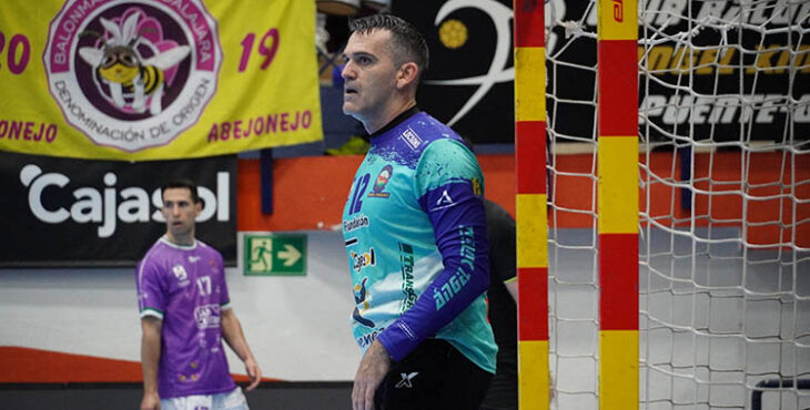 Álvaro de Hita bajo palos en un ataque del BM Guadalajara.