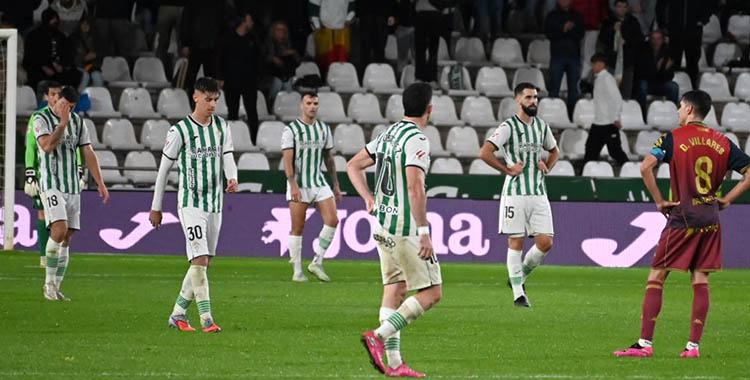 El dolor de los jugadores del Córdoba tras la derrota ante el Dépor.