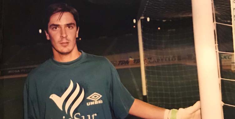 Diego Caro posa en una portería de El Arcángel.