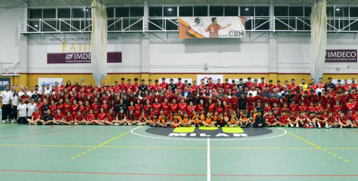 La gran foto de familia de los equipos del Córdoba de Balonmano. Foto: Rafa Barroso / CBM