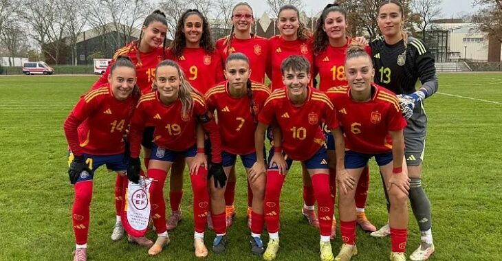 Las chicas de David Aznar en el primer parido del clasificatorio para el Europeo, con Alba Cerrato con el banderín como capitana. Foto: RFEF