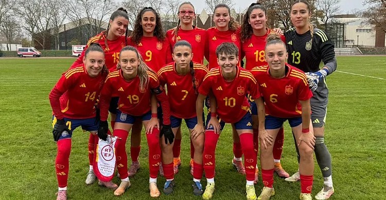 Las chicas de David Aznar en el primer parido del clasificatorio para el Europeo, con Alba Cerrato con el banderín como capitana. Foto: RFEF