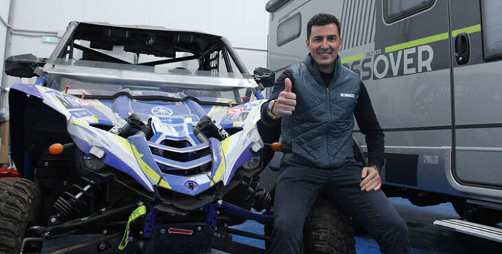 Fernando Mesa muestra su pulgar a los lectores de Cordobadeporte sobre la rueda de uno de sus TT Yamaha.