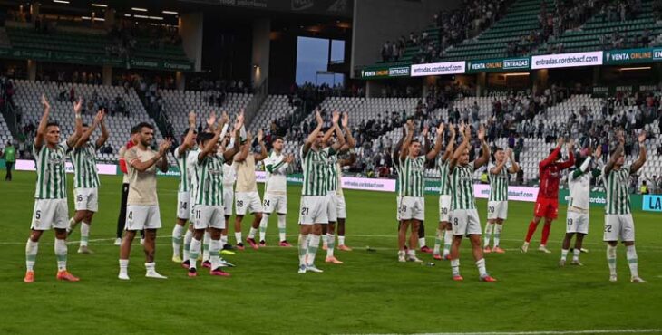Los jugadores del Córdoba festejan su triunfo ante el Ceuta.