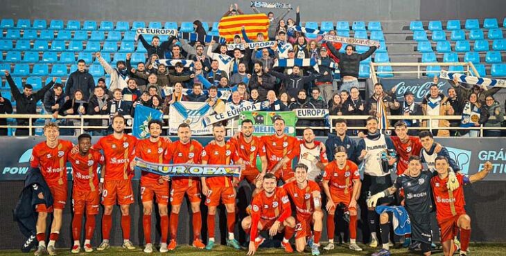 Los jugadores del Europa posan con su afición tras empatar en Ibiza.