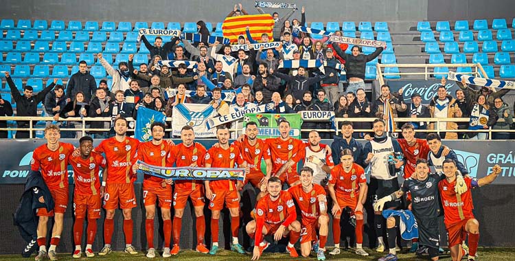 Los jugadores del Europa posan con su afición tras empatar en Ibiza.