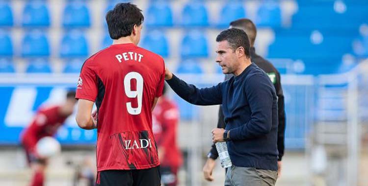 Fran Justo da órdenes a un jugador en un partido.