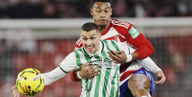 Adrián Fuentes no pudo brillar ante los pegajosos marcajes rivales. Foto: LaLiga Hypermotion