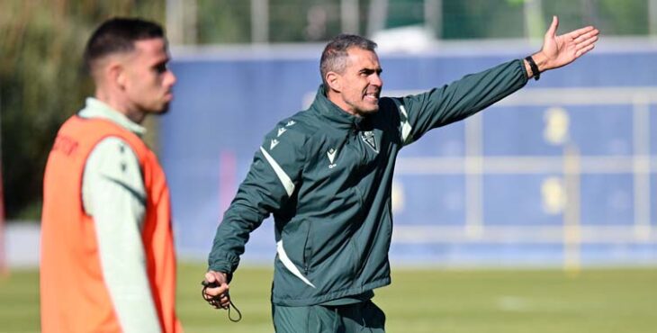 Gaizka Garitano da instrucciones en un entrenamiento.