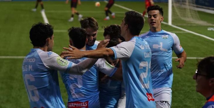 Los jugadores celestes celebran un gol ante el Atlético Onubense.
