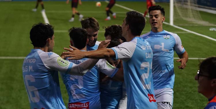 Los jugadores celestes celebran un gol ante el Atlético Onubense.