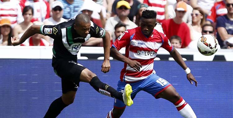 Edimar golpea el balón en el Granada-Córdoba de la 2014-15.