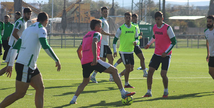 Isma Ruiz pisando el balón ante sus compañeros.