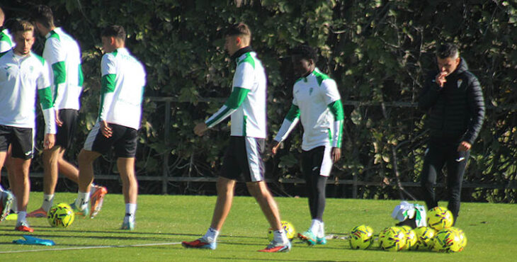 Iván Ania se piensa el once ante el Cádiz.